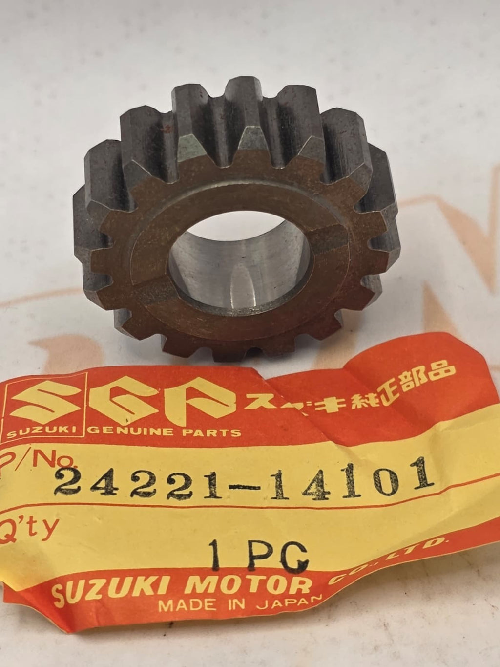 NOS Suzuki GEAR,2ND DRIVE 24221-14101