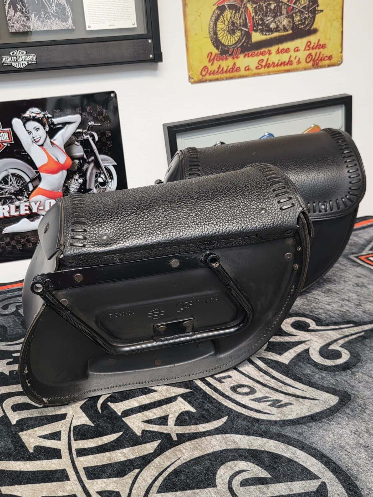 HARLEY DAVISON SOFTAIL  Leather Saddlebag with mounting pcs 1984-2017 OEM