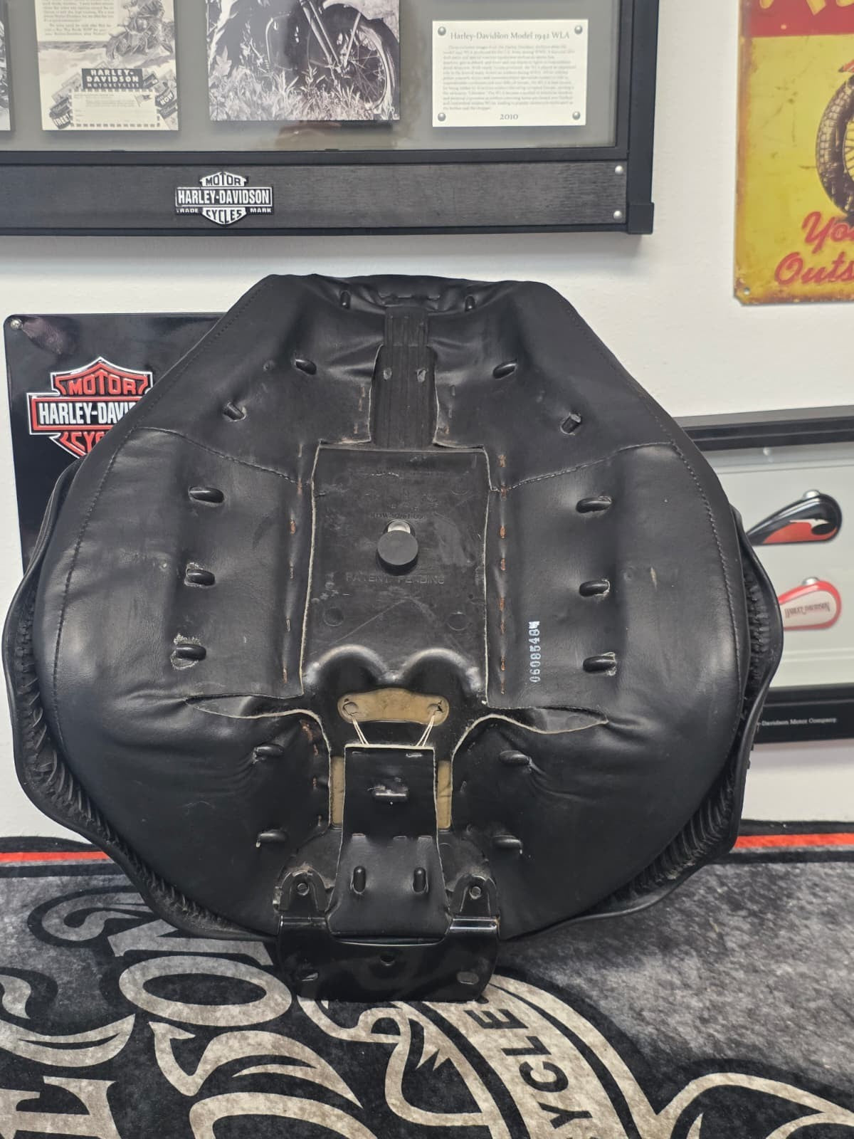 08 Harley Softail FAT BOY 105TH ANIYVERSAry Front Seat Solo OEM