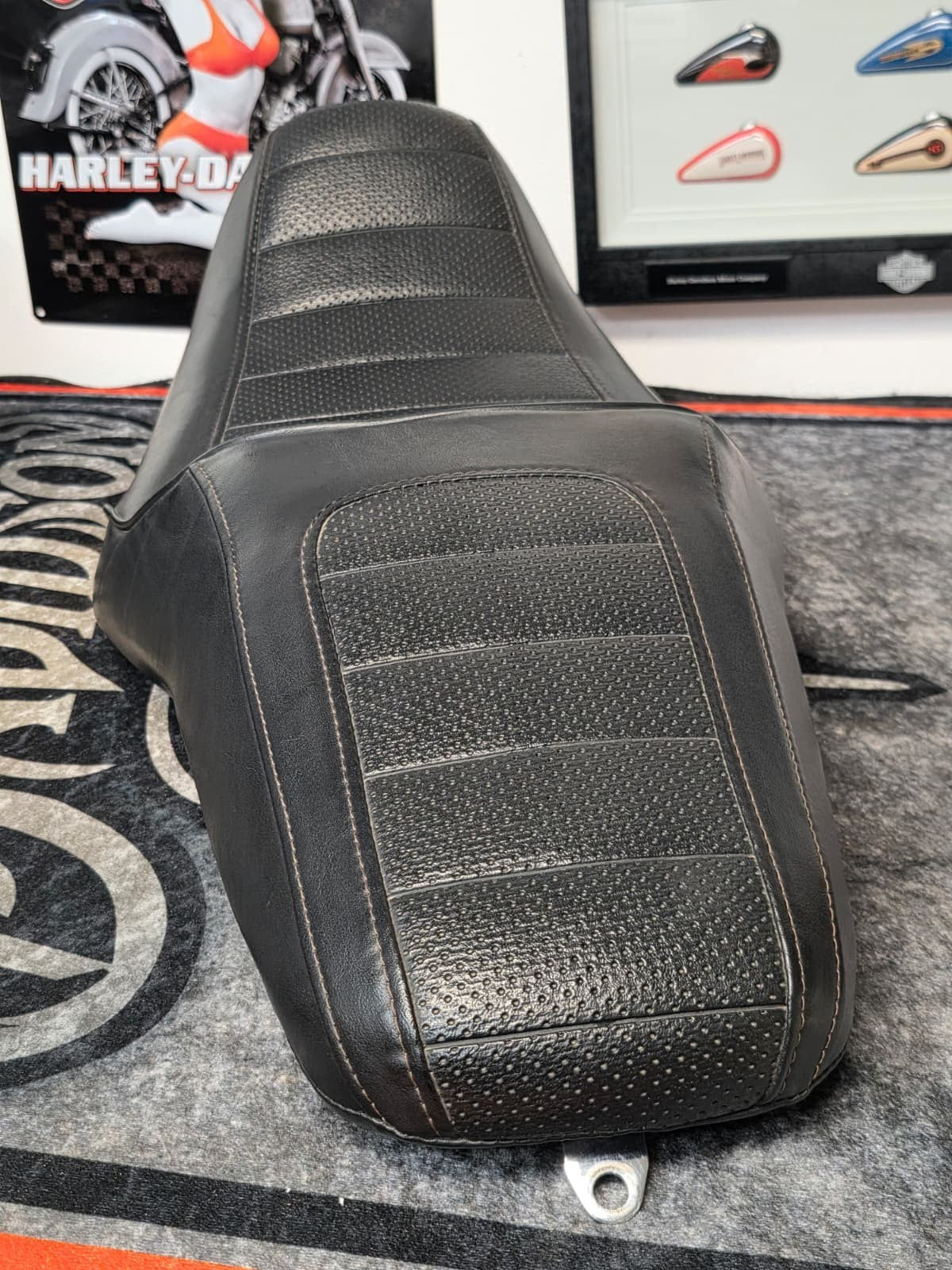 Harley-Davidson Dyna Low Rider Motorcycle Seat 2-Up 2014-1 5 OEM P52000136