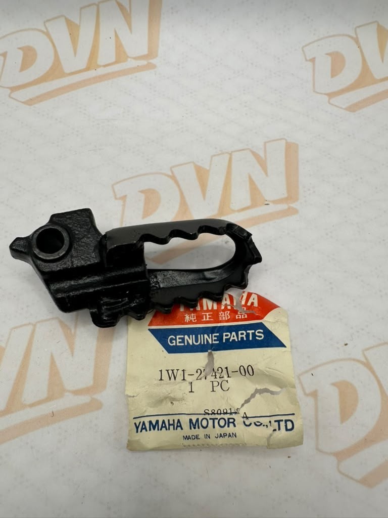 NOS OEM YAMAHA RIGHT FOOTREST MX125 YZ100 YZ125X 565-27421-00 1W1-27421-00