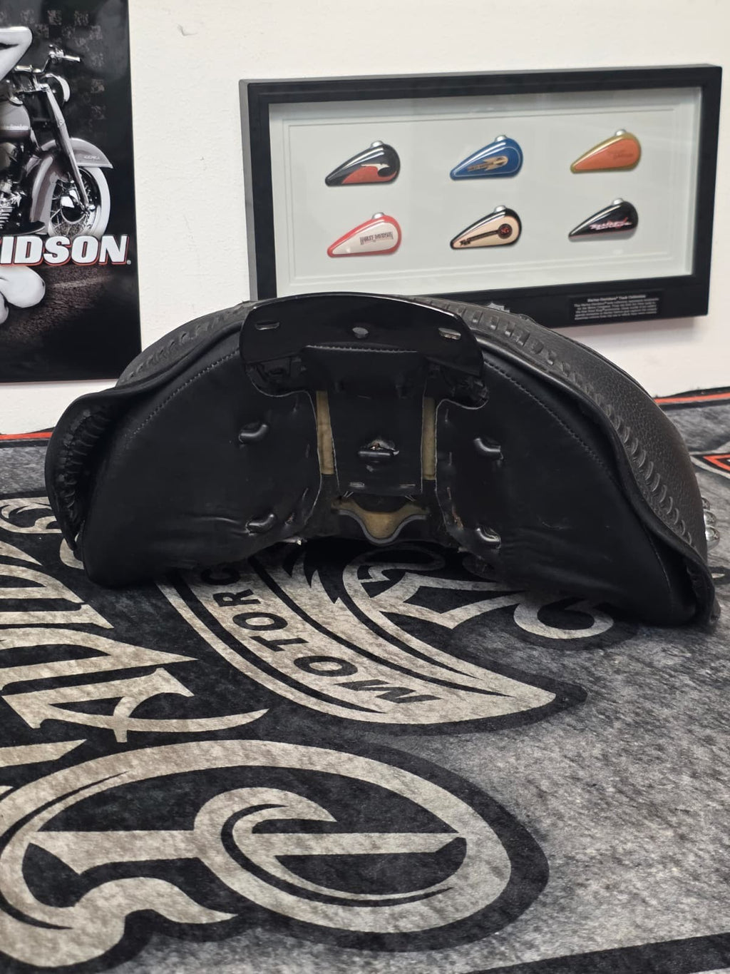 08 Harley Softail FAT BOY 105TH ANIYVERSAry Front Seat Solo OEM