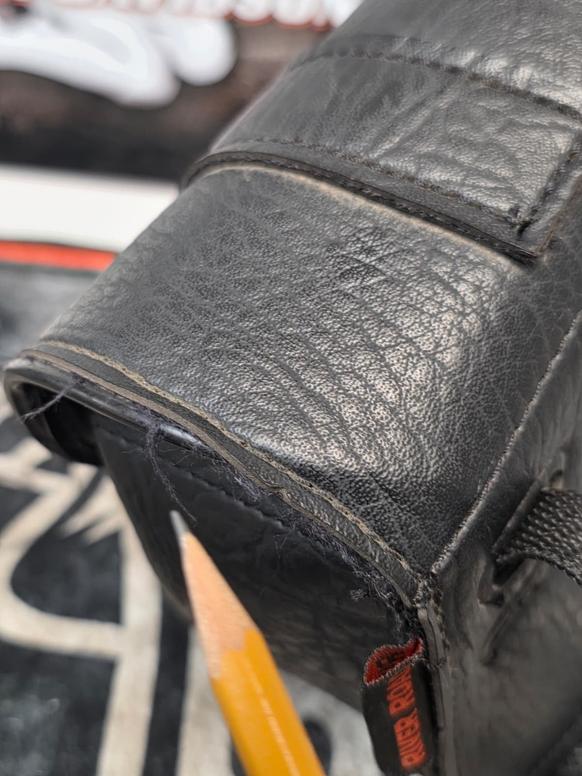 BLACK SYNTHETIC SINGLE SIDED SWING ARM SOLO BAG FOR HARLEY  SOFTAIL
