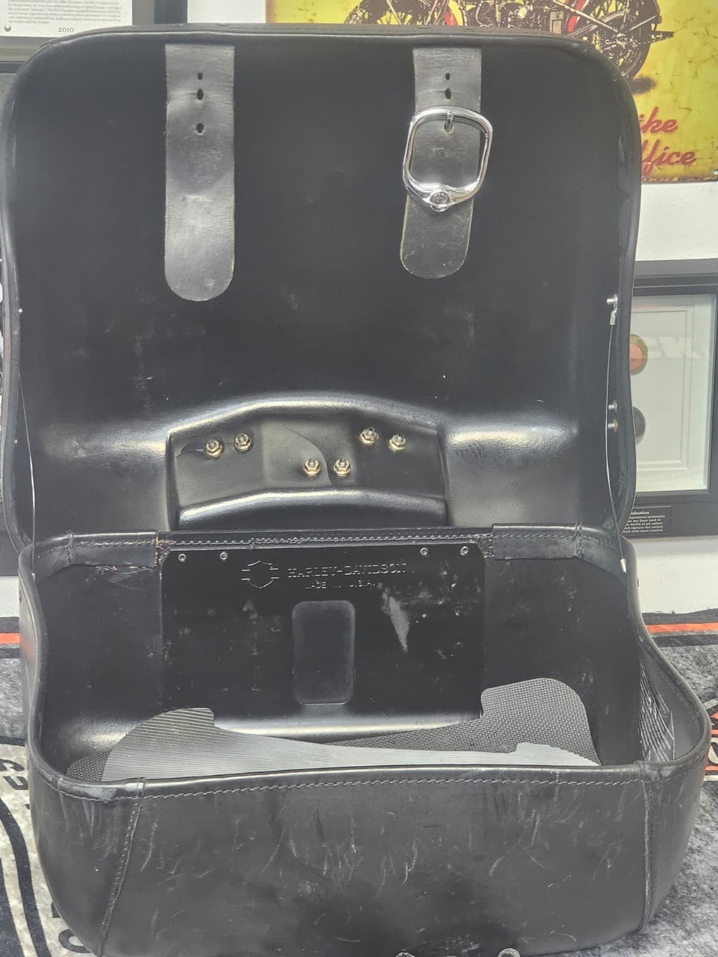 OEM 95-23 HARLEY DAVISON LEATHER TOURING TOUR PACK BACKREST