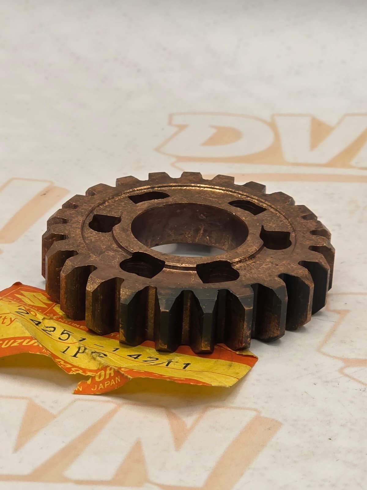 NOS GENUINE SUZUKI GEAR, 5TH DRIVEN 24251-14211 NEW OEM FACTORY PARTS