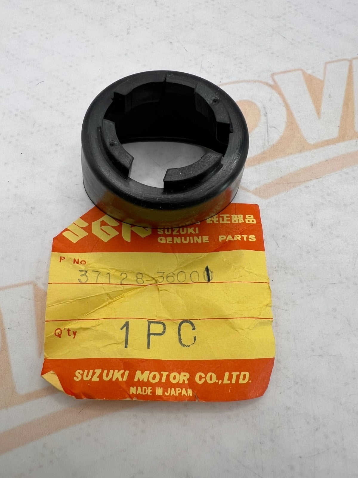 SUZUKI GT125GT185TC125TC185TS125TS185TS400 COVER IGNITION SWITCH 37128-36001