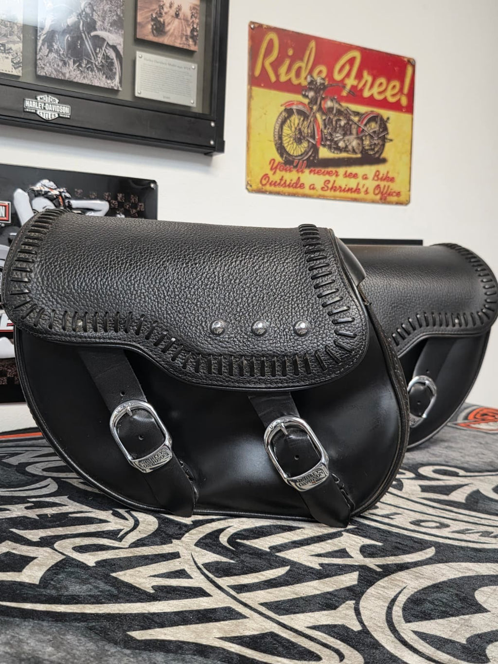 HARLEY DAVISON SOFTAIL  Leather Saddlebag with mounting pcs 1984-2017 OEM