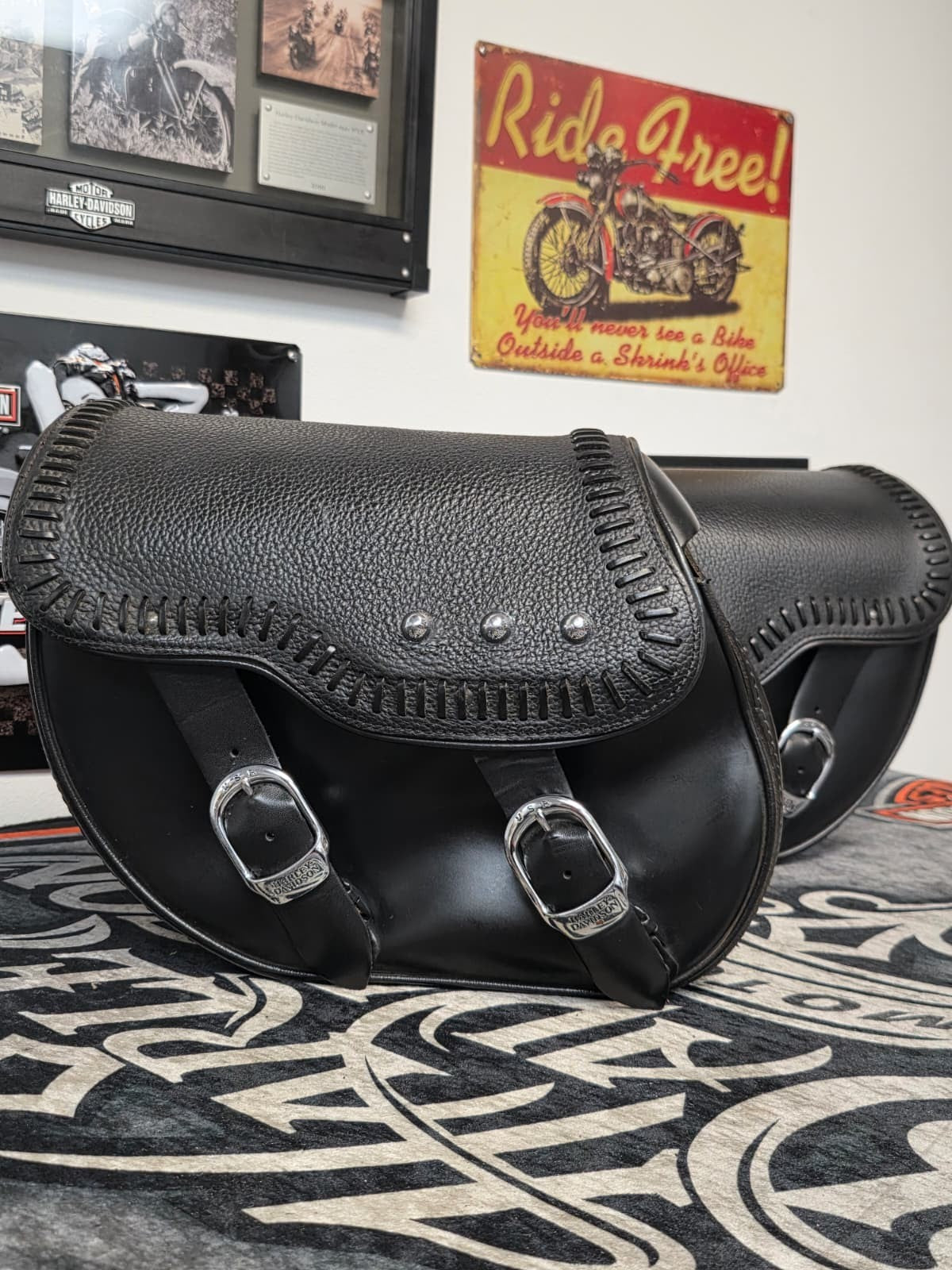 HARLEY DAVISON SOFTAIL  Leather Saddlebag with mounting pcs 1984-2017 OEM