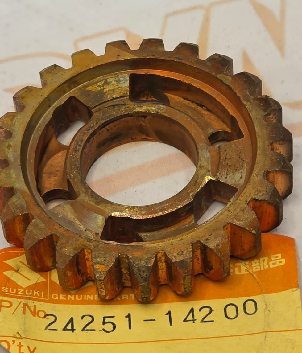 Suzuki NOS RM250 1981 Transmission Drive Gear 5th 23T 24251-14200