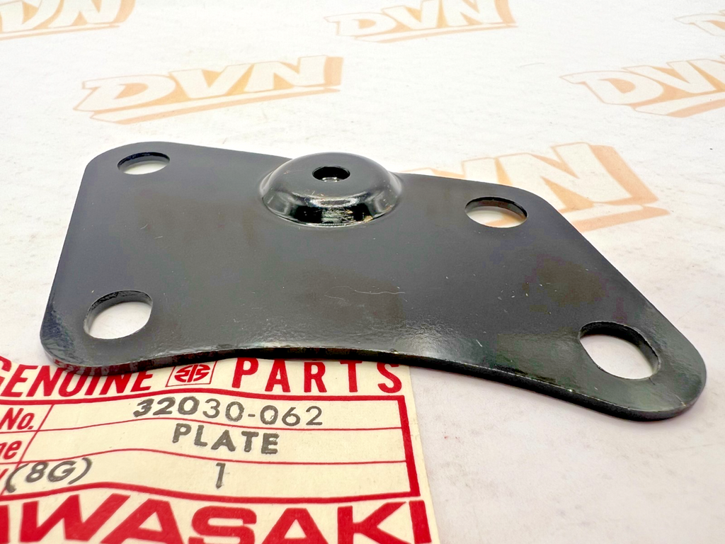 NOS KAWASAKI 1977-1979 KE250 LEFT HAND ENGINE PLATE MOUNT 32030-062