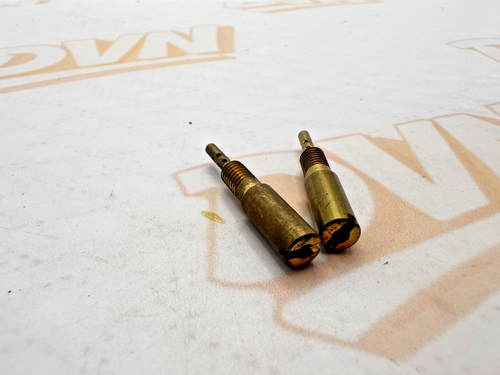 NOS Suzuki OEM Jet Pilot 1979 GS1000 09492-15004 set of 2