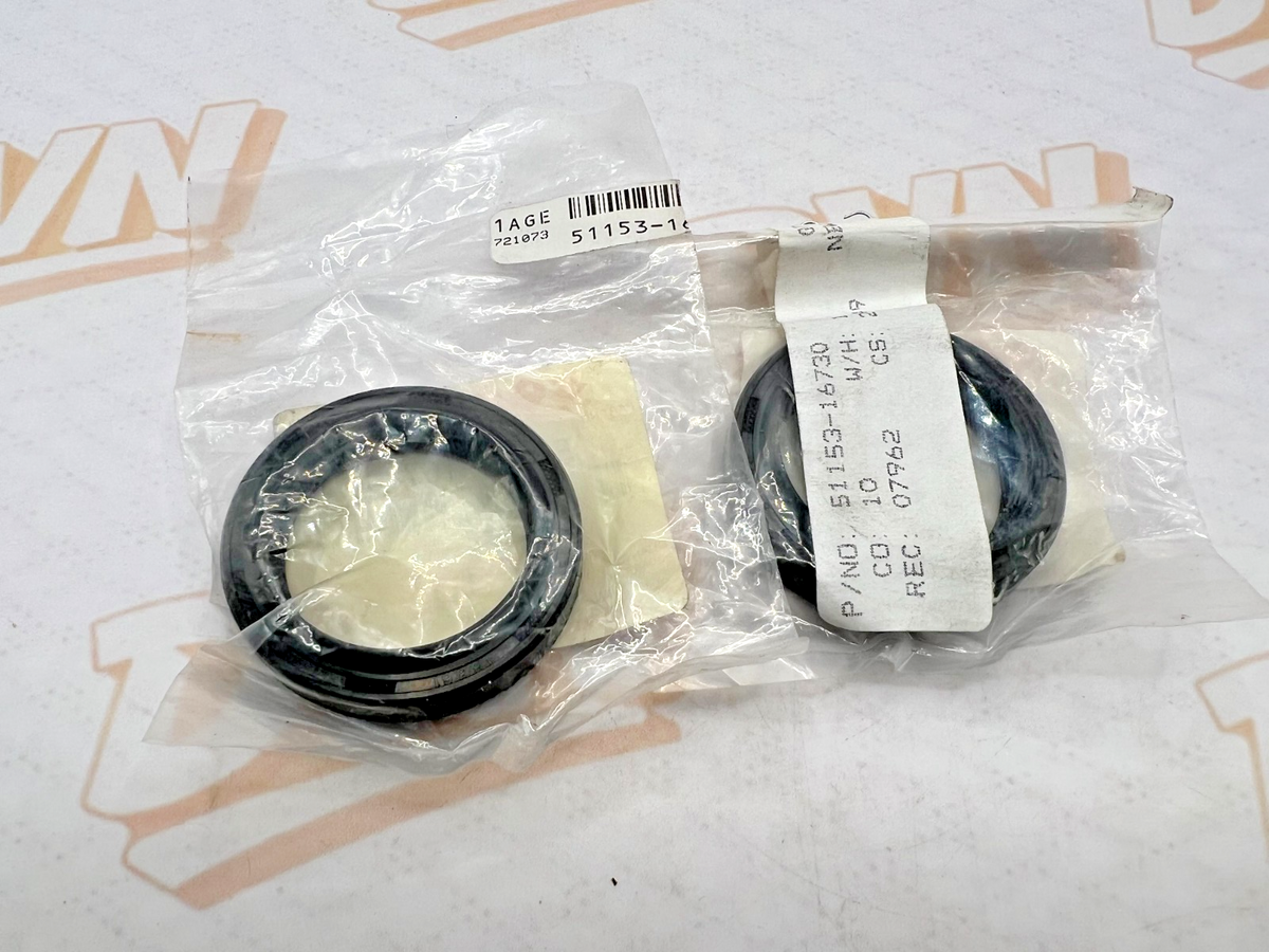 SUZUKI NOS  OIL FORK  SEALS (2) 51153-16730 GS650 RM370 SP370 DR250