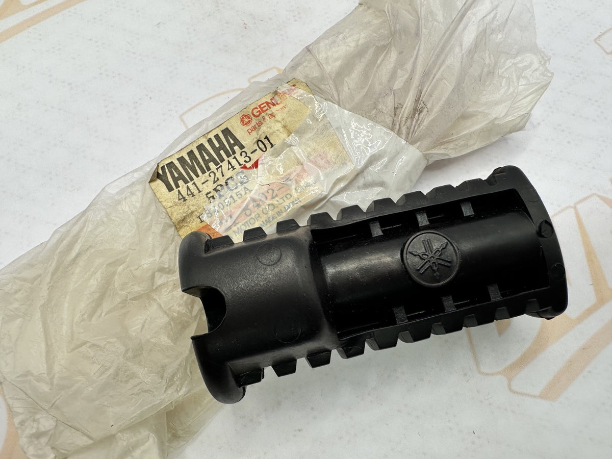 New OEM Yamaha 441-27413-01-00 Footrest Cover NOS