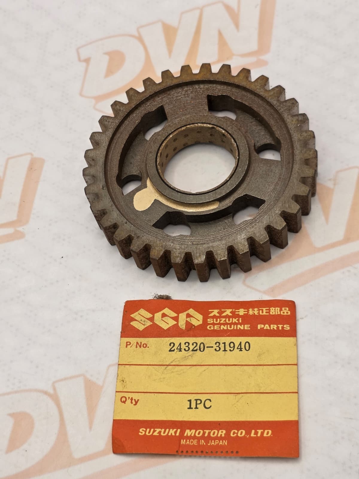 NOS SUZUKI GT550 TRIPLE SECOND DRIVEN GEAR 24320-31940