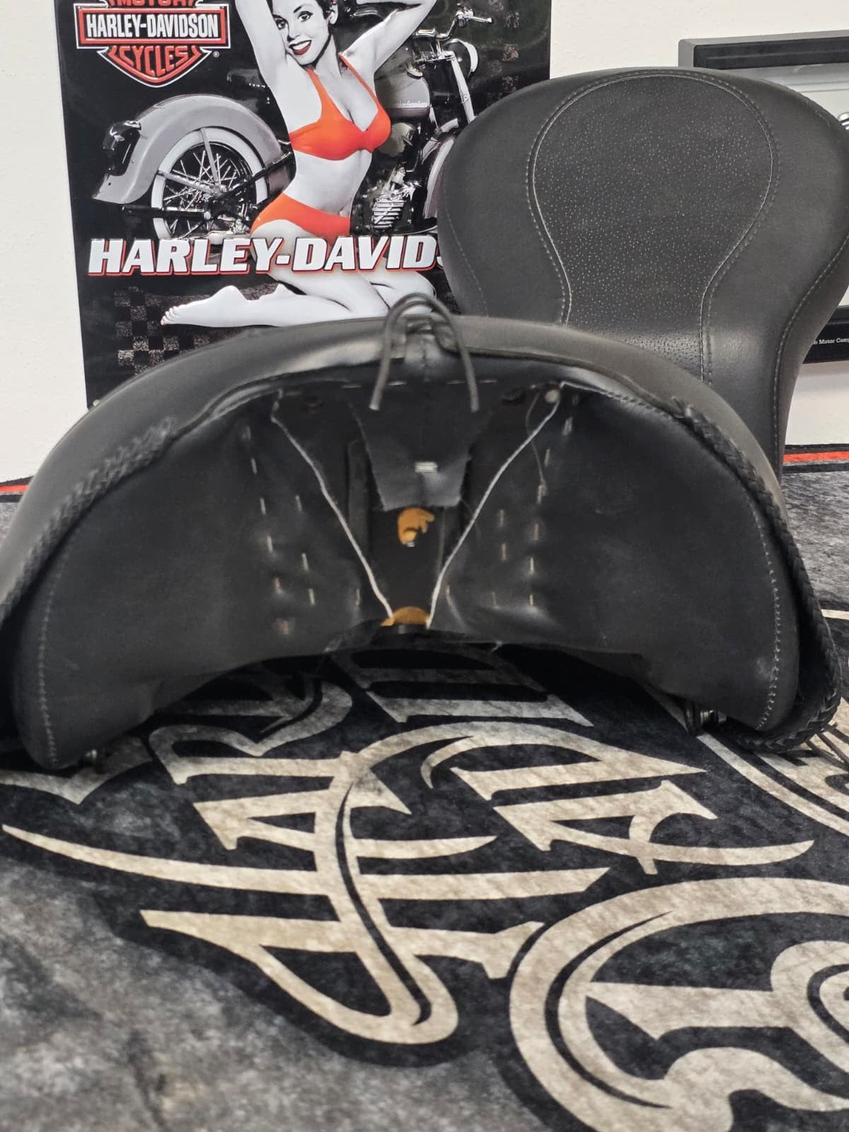 99-06 Harley DAVISON Softail Fatboy Evo Seat Oem Stock    Two Piece