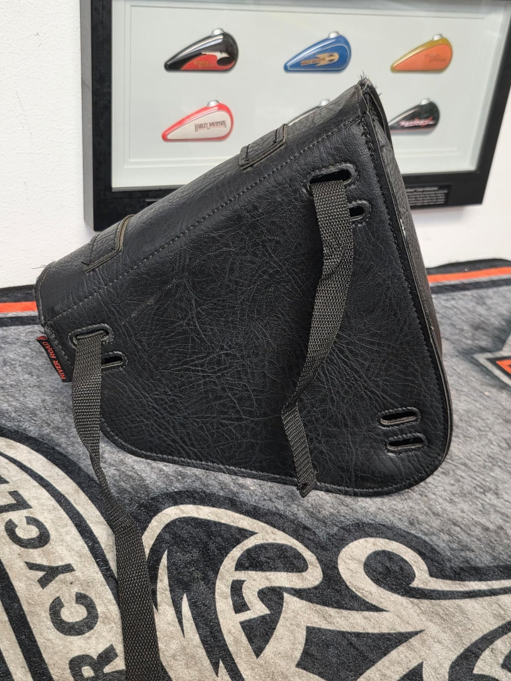 BLACK SYNTHETIC SINGLE SIDED SWING ARM SOLO BAG FOR HARLEY  SOFTAIL