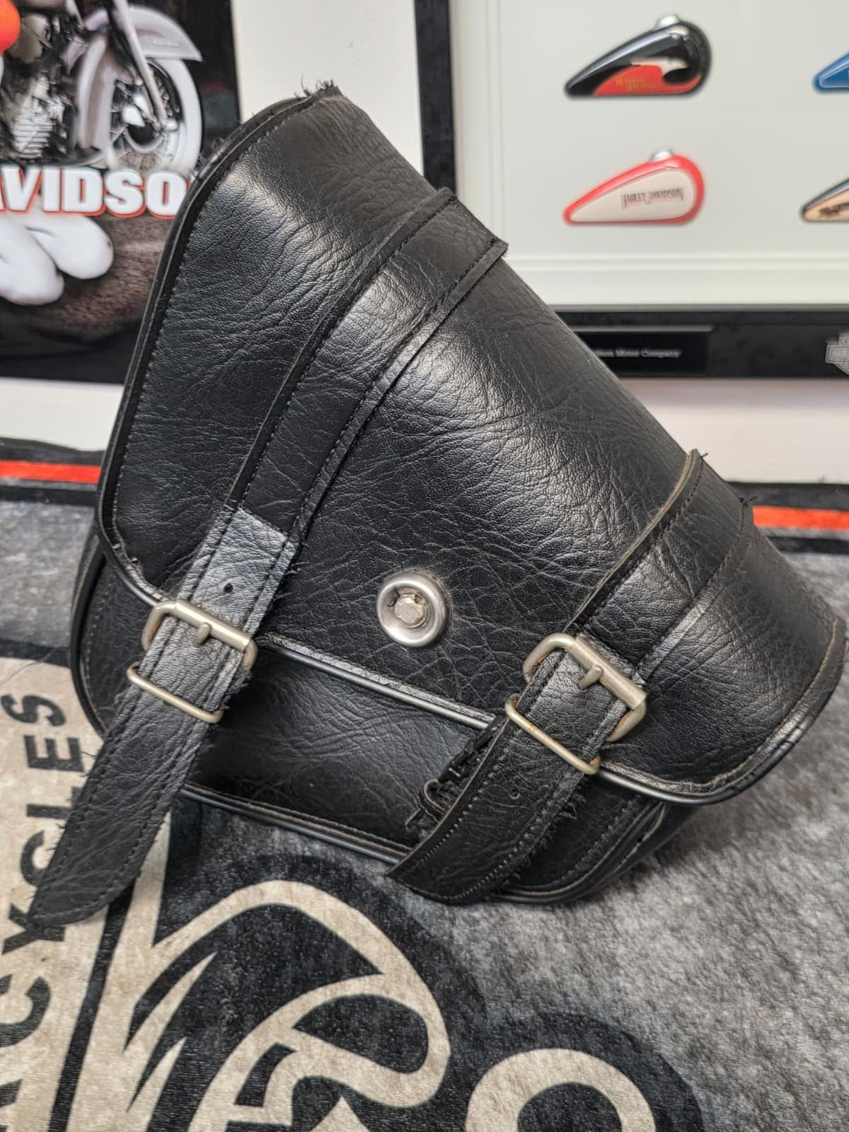 BLACK SYNTHETIC SINGLE SIDED SWING ARM SOLO BAG FOR HARLEY  SOFTAIL