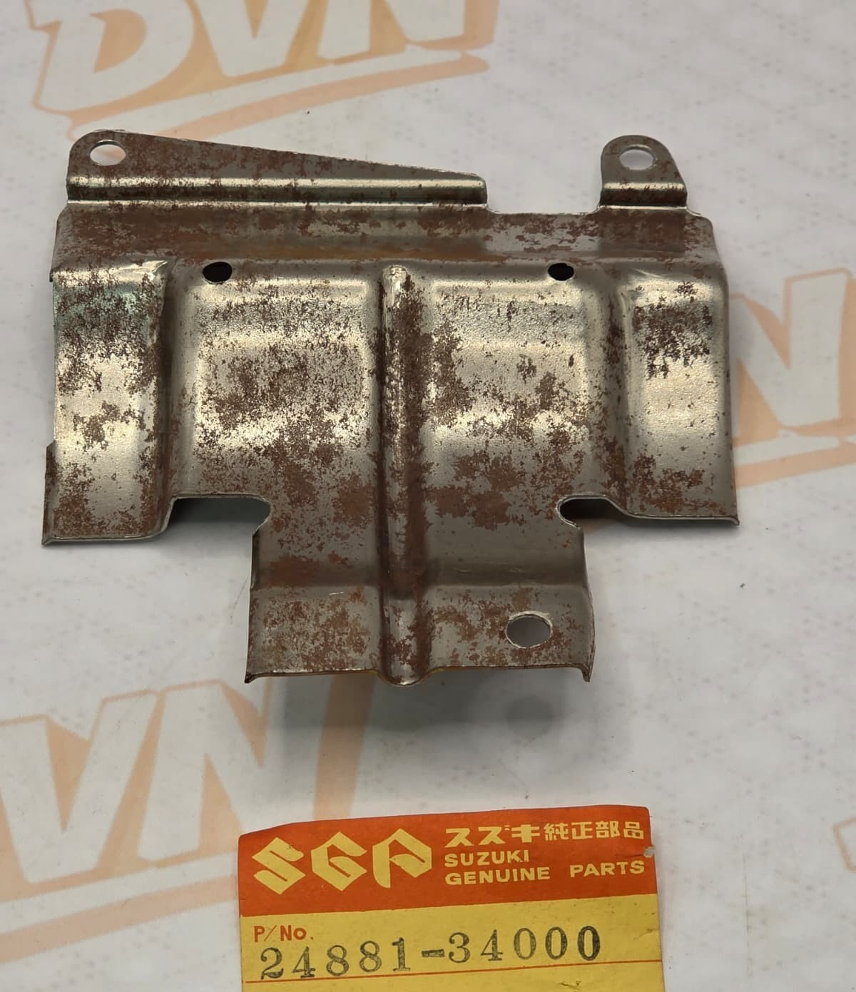 1973-77 SUZUKI GT 550 PLATE OIL GUIDE COVER NOS OEM  24881-34000