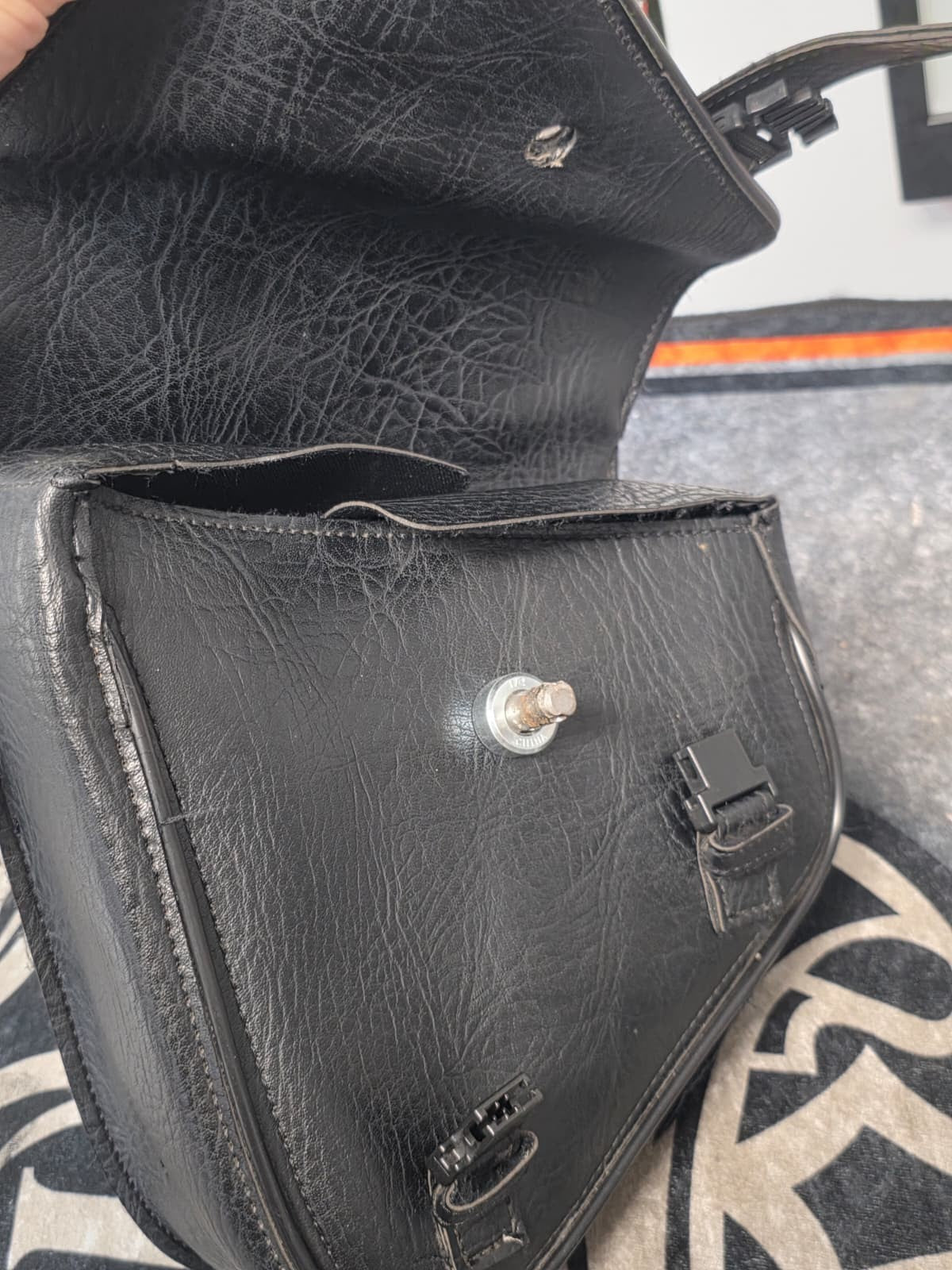 BLACK SYNTHETIC SINGLE SIDED SWING ARM SOLO BAG FOR HARLEY  SOFTAIL