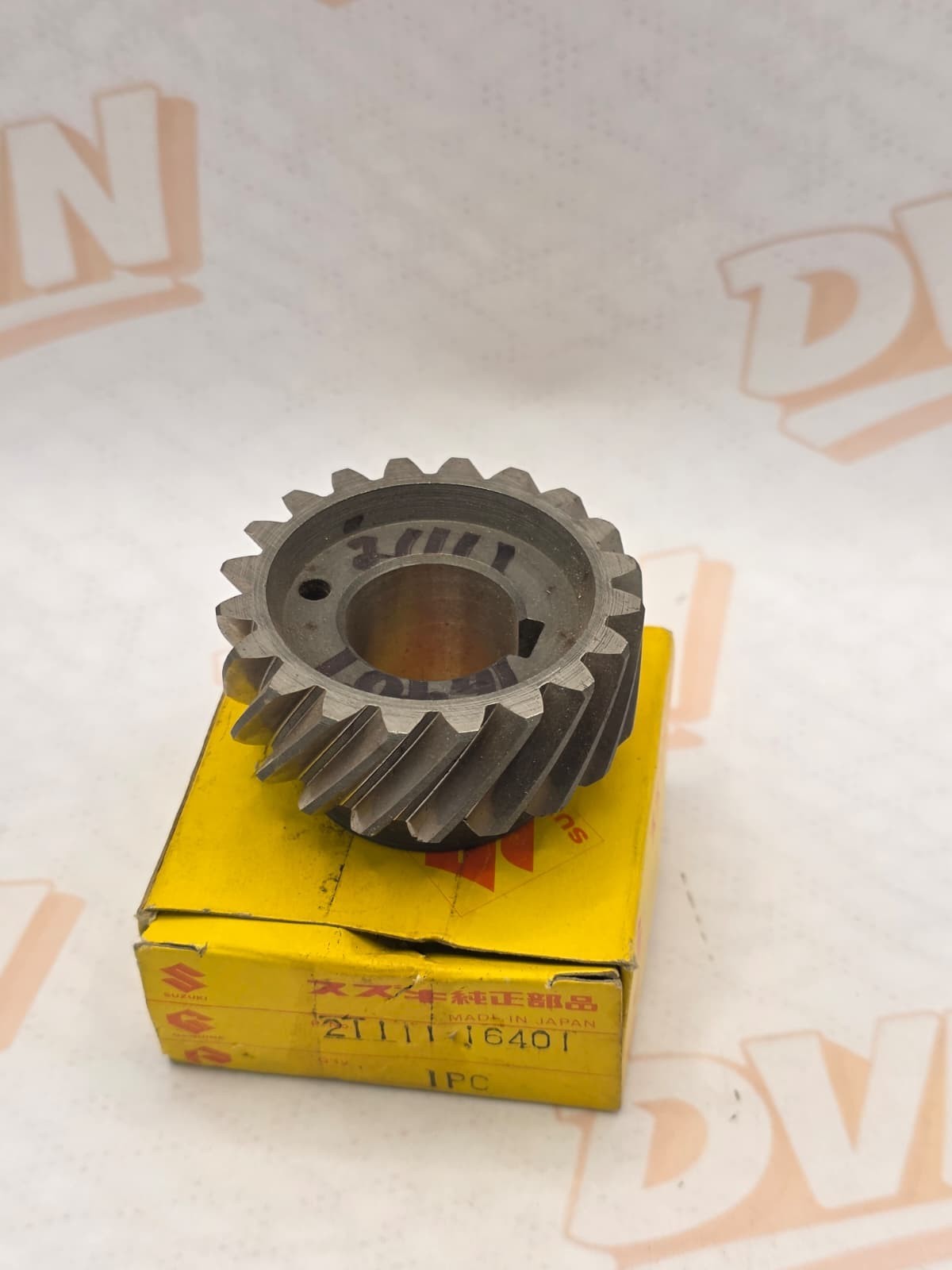 Suzuki 21111-16401  GEAR, PRIMARY DRIVE