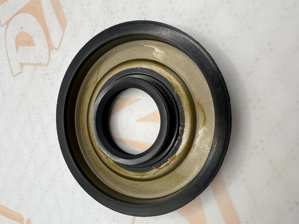 NOS OEM Genuine Suzuki 09289-32001 Crankshaft Oil Seal GT185 GT550 GT 185 550