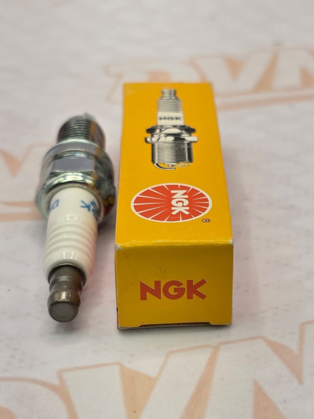 NGK SPARK PLUG 2641 DCPR9E NEW