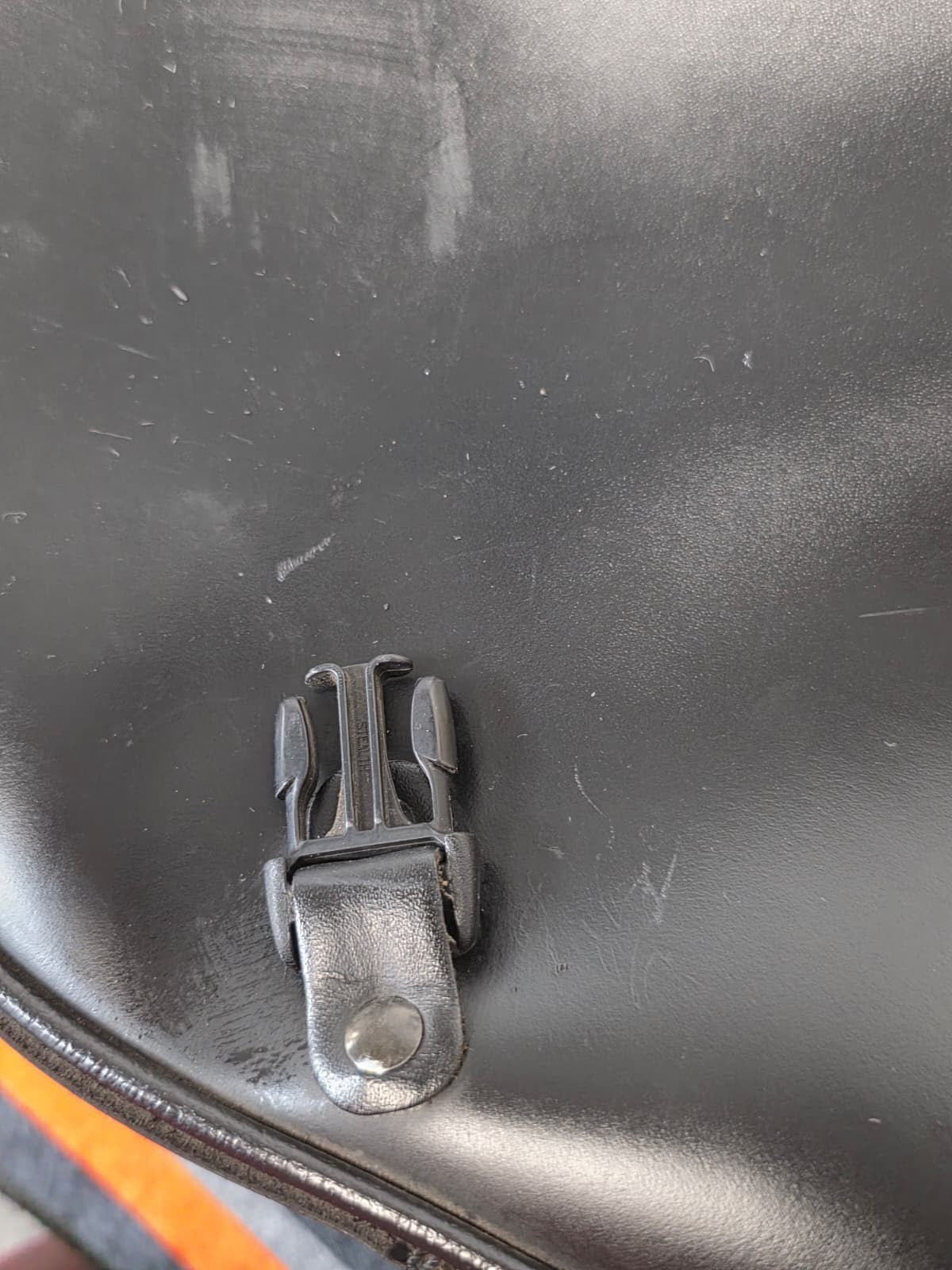 HARLEY DAVISON SOFTAIL  Leather Saddlebag with mounting pcs 1984-2017 OEM