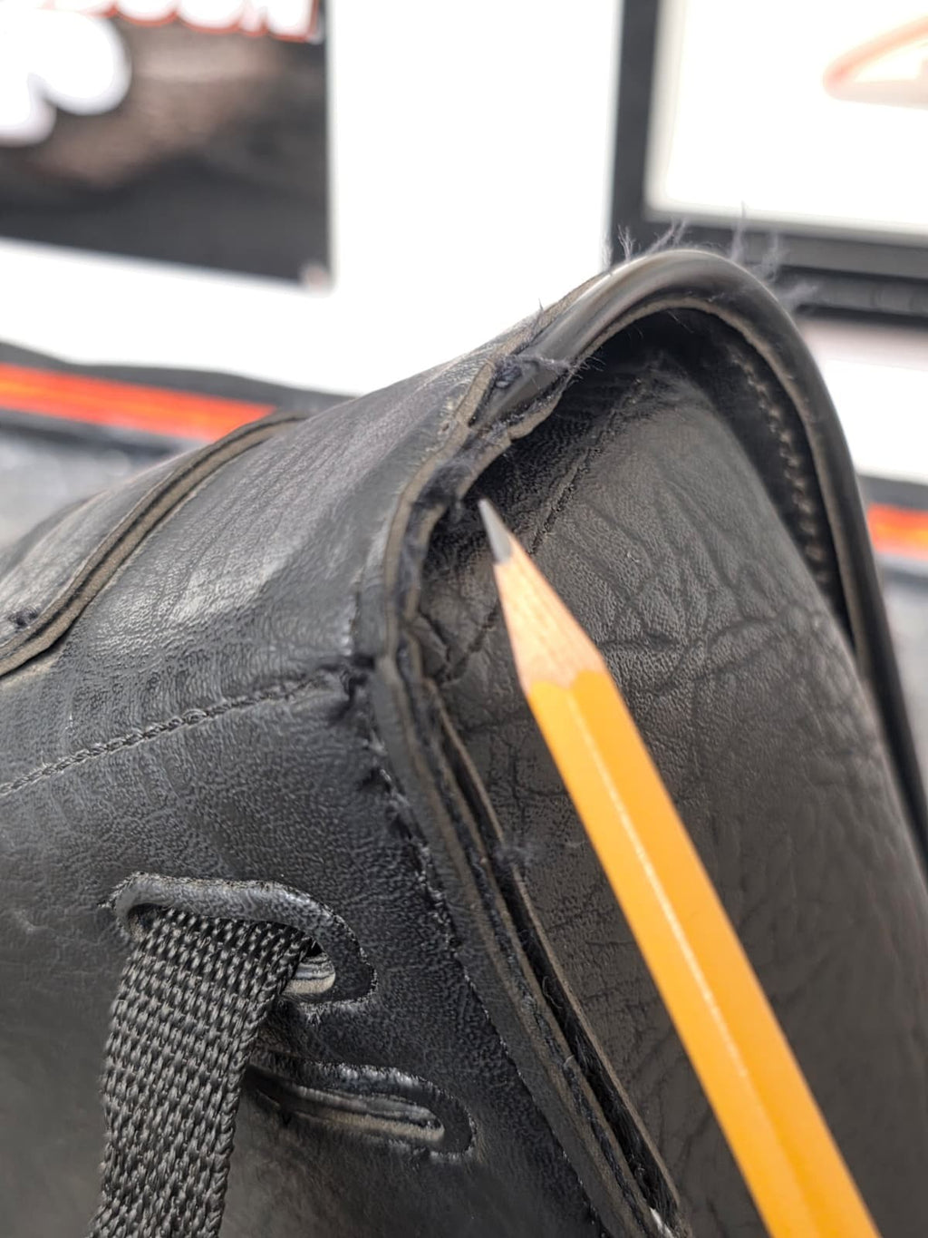 BLACK SYNTHETIC SINGLE SIDED SWING ARM SOLO BAG FOR HARLEY  SOFTAIL