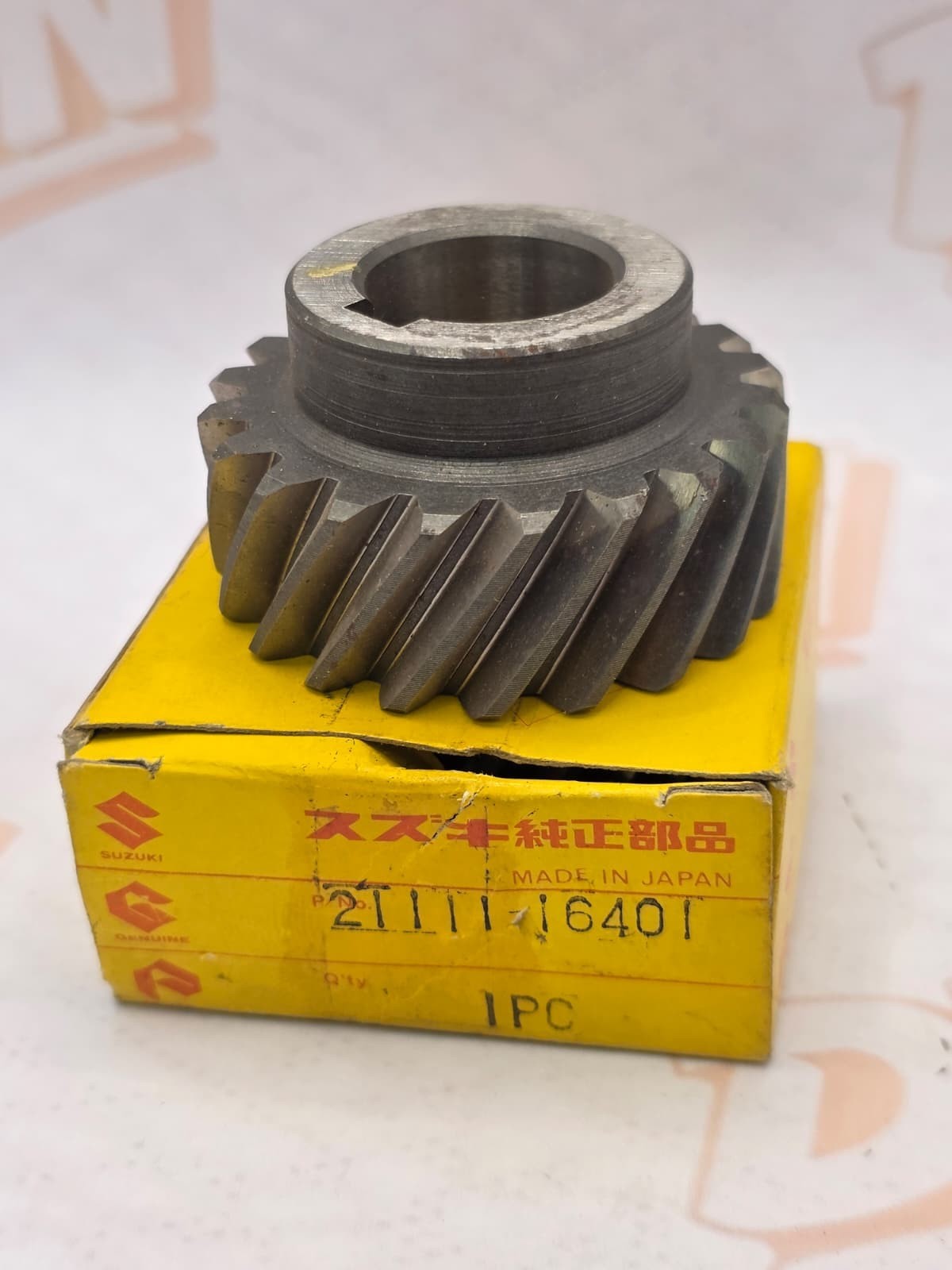 Suzuki 21111-16401  GEAR, PRIMARY DRIVE