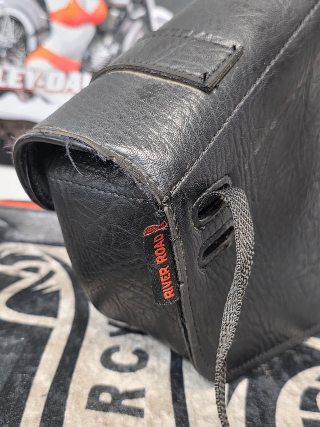 BLACK SYNTHETIC SINGLE SIDED SWING ARM SOLO BAG FOR HARLEY  SOFTAIL