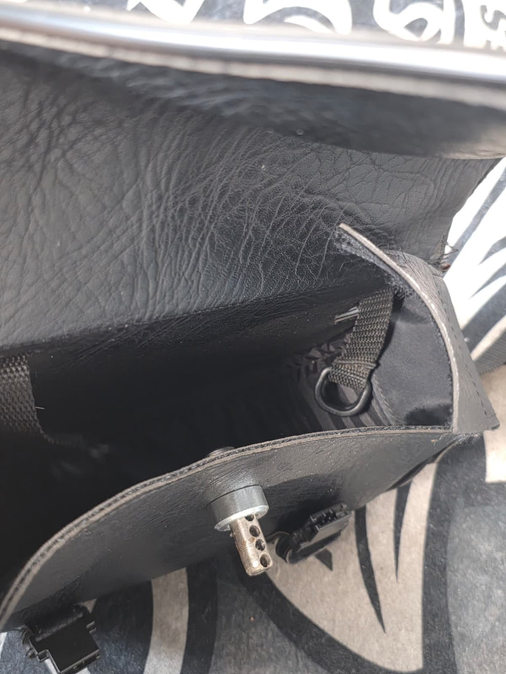 BLACK SYNTHETIC SINGLE SIDED SWING ARM SOLO BAG FOR HARLEY  SOFTAIL