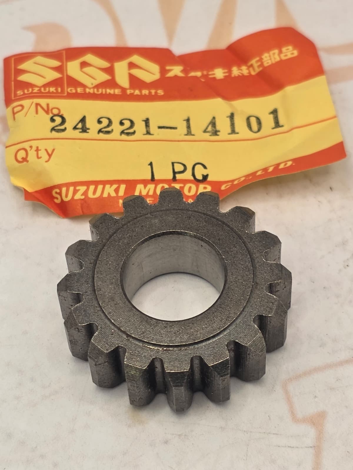NOS Suzuki GEAR,2ND DRIVE 24221-14101