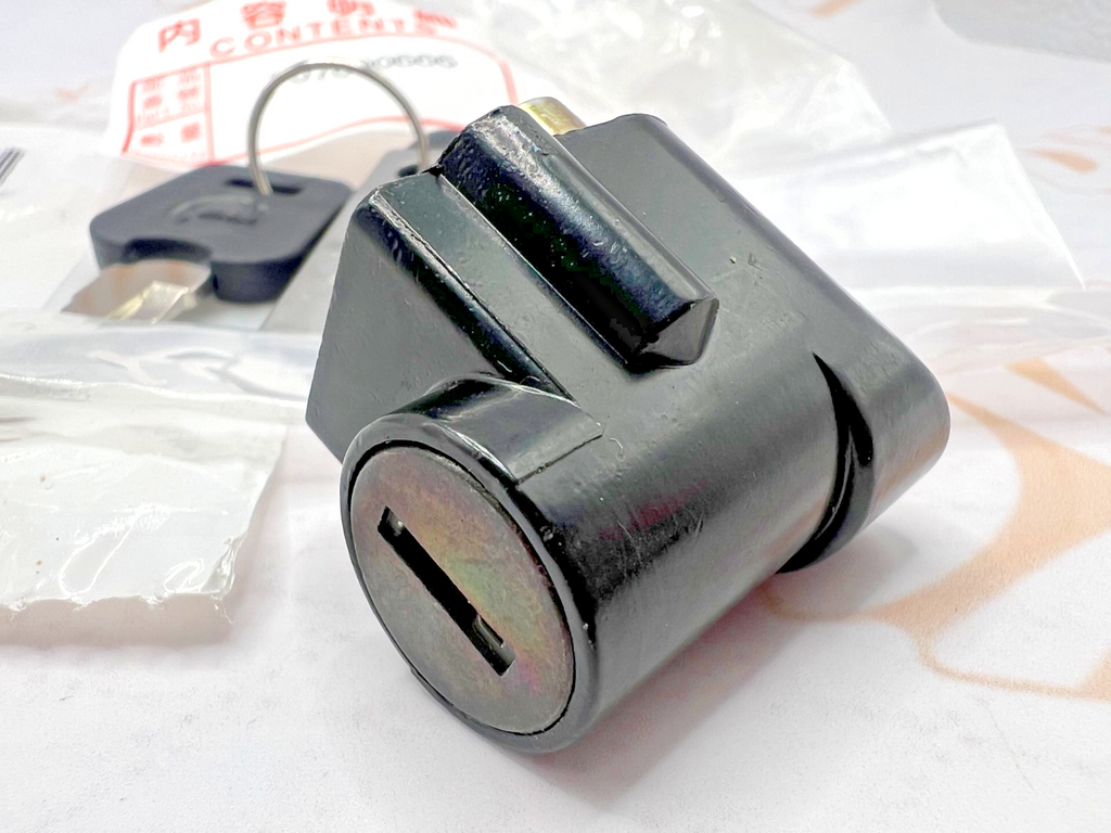New OEM BRP Can-Am RH Padlock with Key 707000666