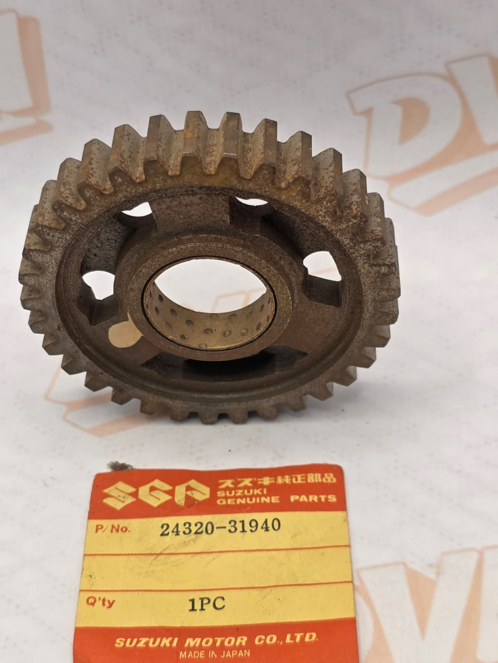 NOS SUZUKI GT550 TRIPLE SECOND DRIVEN GEAR 24320-31940