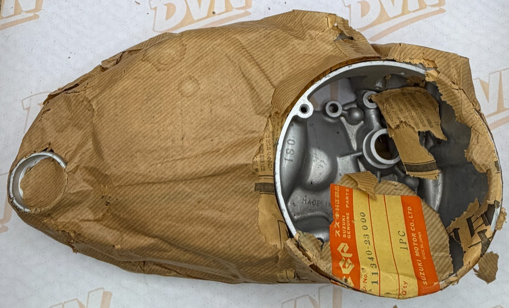 NOS SUZUKI RV90 OUTER CLUTCH COVER RIGHT SIDE OEM NOS 1972-1977