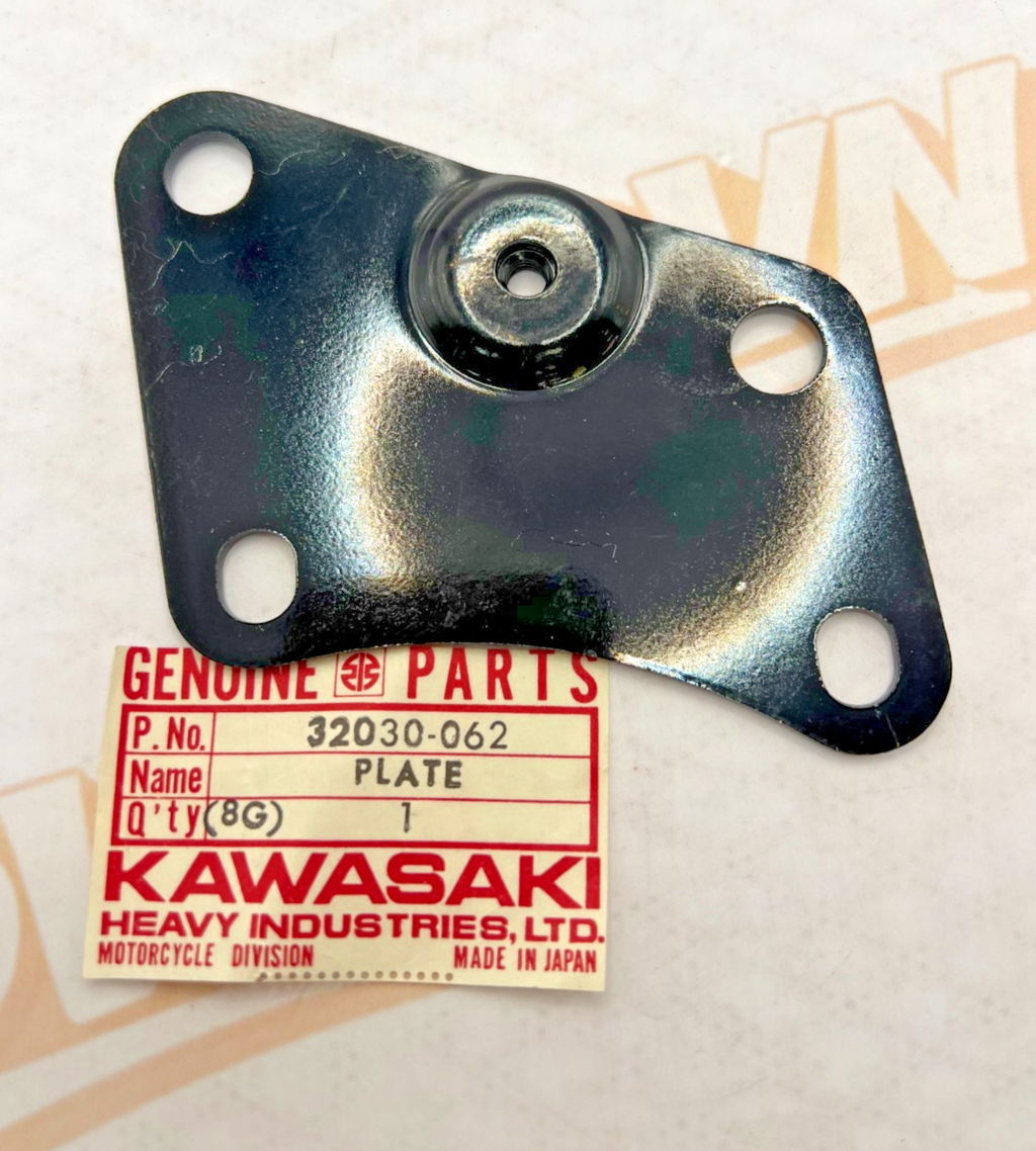 NOS KAWASAKI 1977-1979 KE250 LEFT HAND ENGINE PLATE MOUNT 32030-062