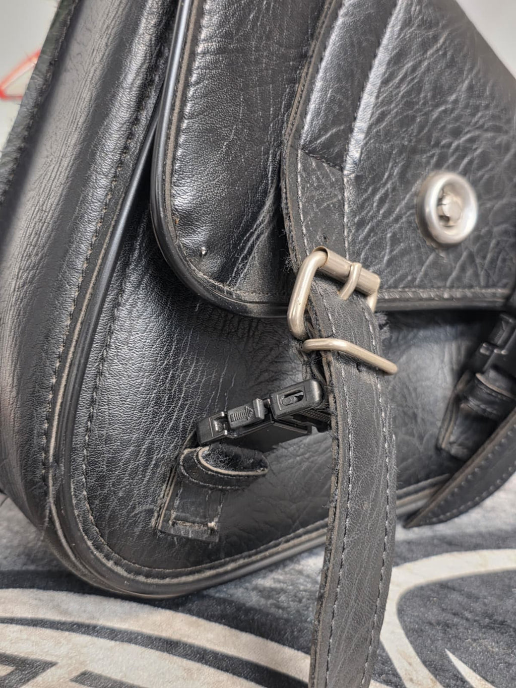 BLACK SYNTHETIC SINGLE SIDED SWING ARM SOLO BAG FOR HARLEY  SOFTAIL