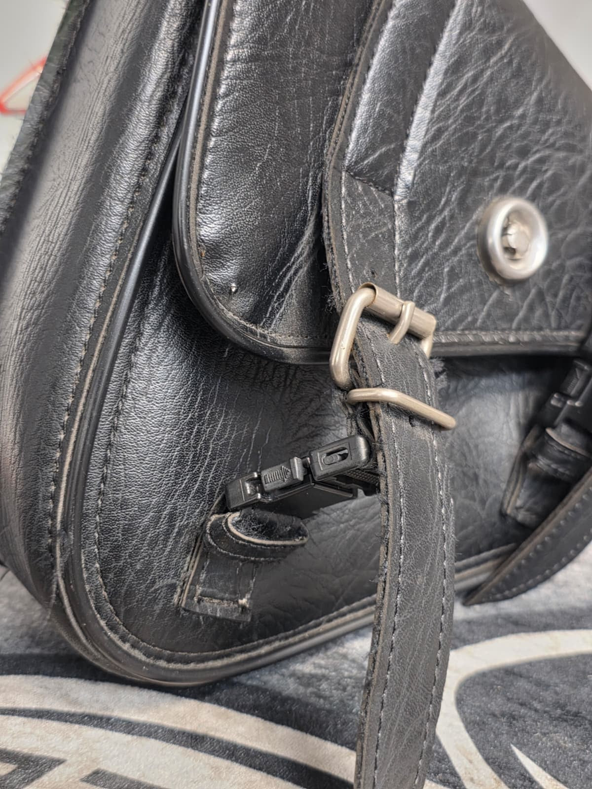 BLACK SYNTHETIC SINGLE SIDED SWING ARM SOLO BAG FOR HARLEY  SOFTAIL
