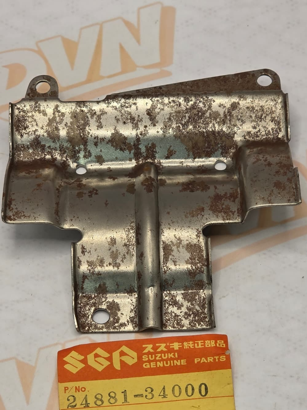 1973-77 SUZUKI GT 550 PLATE OIL GUIDE COVER NOS OEM  24881-34000